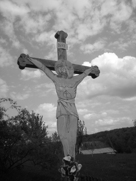 cristos cu ochi vopsiti cu vopsea reflectorizanta