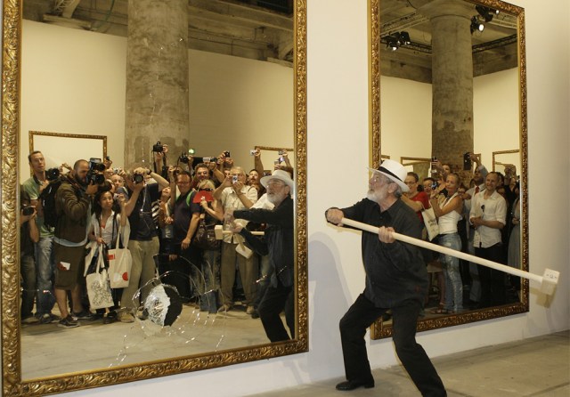 Michelangelo Pistoletto breaks mirrors for the creation Twentytwo less two on vernissage Biennale in Venice Photo Alberto Pellaschiar