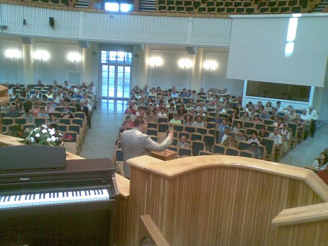 Pastorul Dan Paul la prezentarea misiunii  Countryside in Biserica Emanuel din Oradea