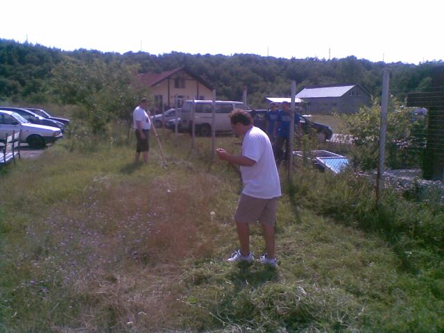 Pastorul Dan Paul, planul 2, la coasă în misiunea Countryside 2011 împreună cu Cristian Chirla, fondator Cside. 