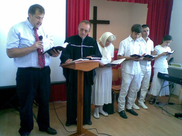 Pastorul Dan Paul la Botez în localitatea Scorniceşti alături de Pastorul Ioan Maior