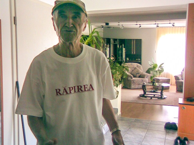 via Natan Mladin "Iata poza pe care i-am facut-o in 2008 pe cand purta cu convingere strasnica si imensa satisfactie tricoul pe care era imprimat, pe o parte, RAPIREA, iar pe cealalta, EU VIN CURAND. (scuze pentru calitatea indoielnica a pozei. e facuta cu un telefon)"